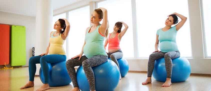 Clase de pilates con alumnas embarazadas. Práctica de deporte embarazo